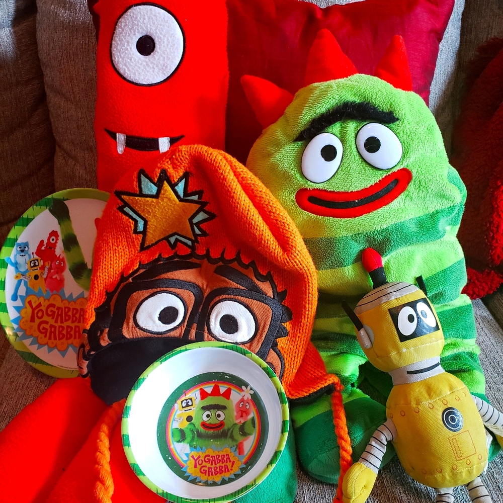 Kids yo gabba gabba stuff animals and 2 plates